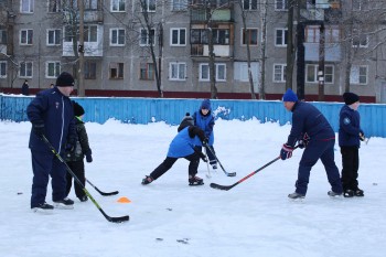 Профессиональные хоккеисты провели мастер-класс для детей на дворовой площадке в Нижнем Новгороде