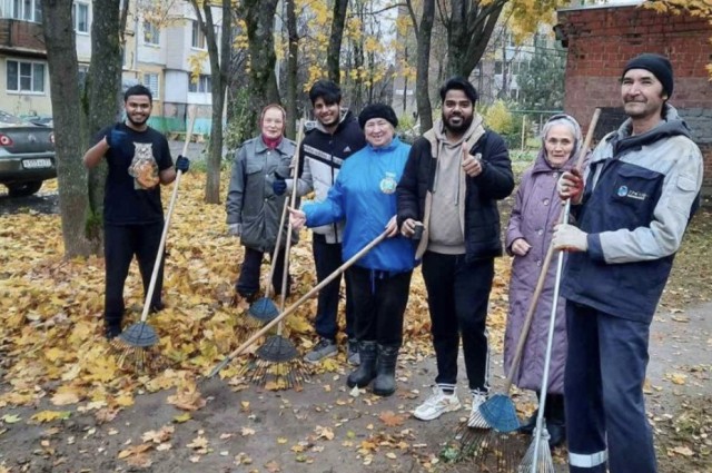 Субботник с иностранными студентами провели в Чебоксарах в преддверии Дня народного единства