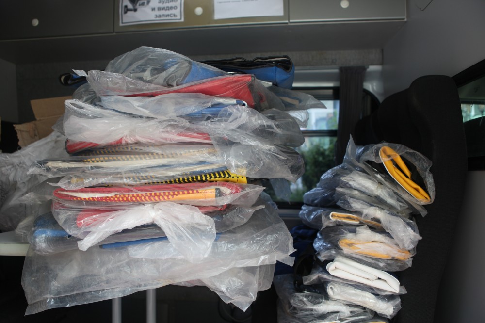Саратовские таможенники передали военным спортинвентарь и ткань