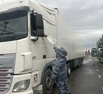 ФТС прокомментировала скопление транспорта на границе с Казахстаном