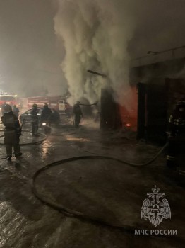 Пять машин пострадали в результате пожара в нижегородском автосервисе