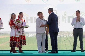Знак "Почётный гражданин Чувашии" вручен Альбине Новиковой в рамках "Дня поля"