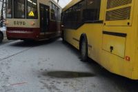 Автобус №17 и трамвай №2 столкнулись в Советском районе Нижнего Новгорода
