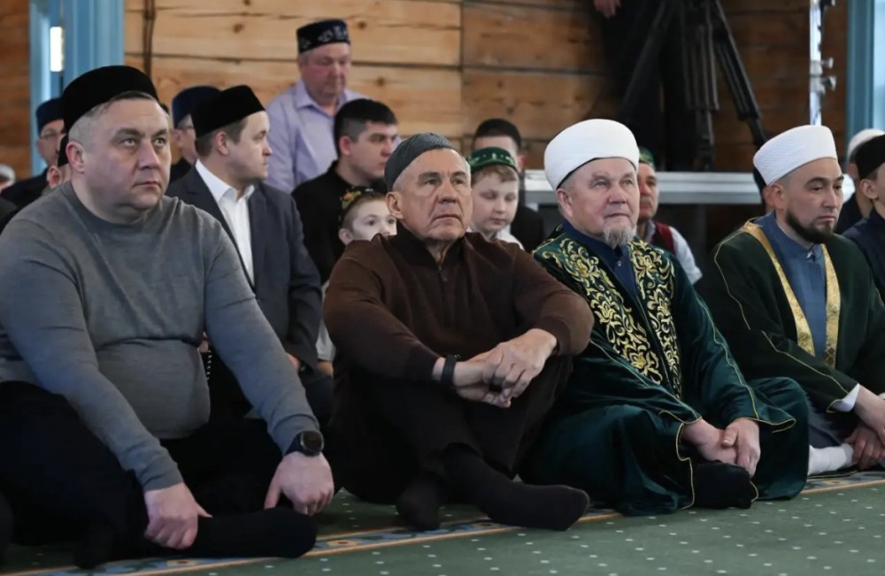 Глава Татарстана Рустам Минниханов встретил Ураза-байрам в мечети села Айбаш