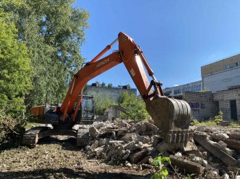 Опасный пристрой к школе № 119 начали сносить в Автозаводском районе Нижнего Новгорода