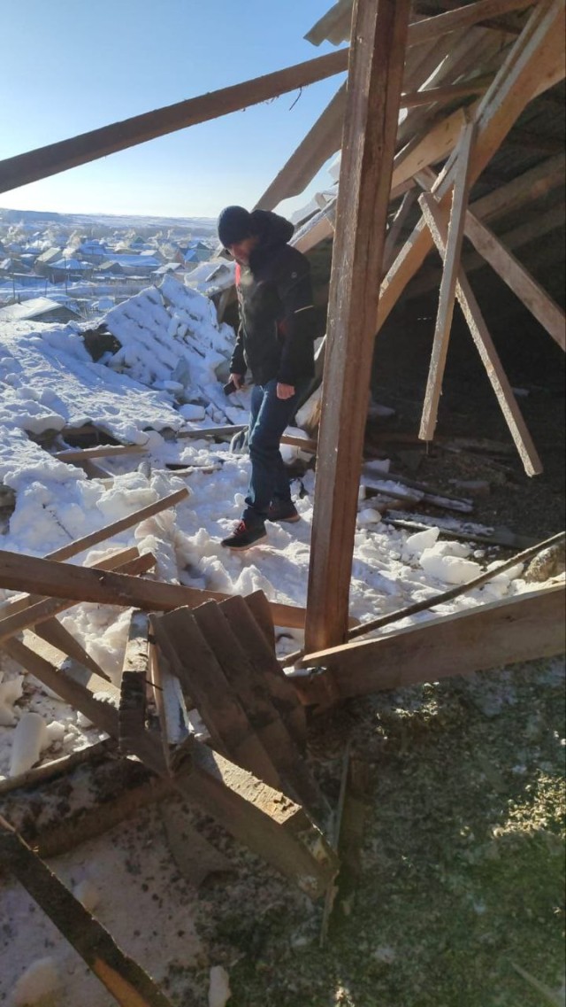 Рабочие ликвидируют повреждение кровли в Кваркенской школе в Оренбуржье Рабочие ликвидируют повреждение кровли в Кваркенской школе в Оренбуржье