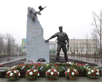 Бронзовый памятник бойцам СВО открыли в Березниках Прикамья