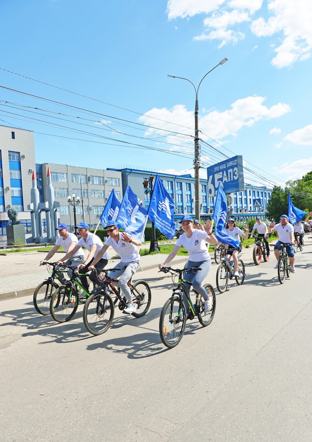 Команда Молодежного совета АПЗ возглавила колонну на городском велопробеге