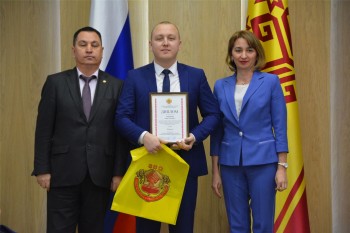 Награды государственным и муниципальным служащим вручили в Чебоксарах