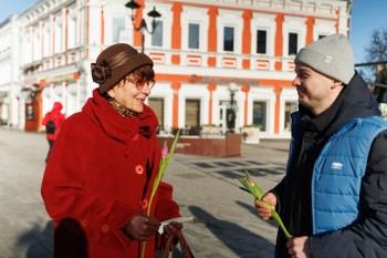 Активисты "Единой России" поздравили нижегородок с Международным женским днем 