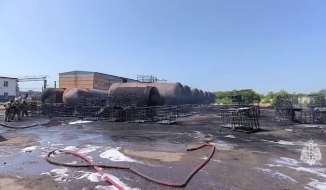 Пожар на лакокрасочном заводе в Казани ликвидировали на 500 кв. м. (ВИДЕО) Пожар на лакокрасочном заводе в Казани ликвидировали на 500 кв. м. (ВИДЕО)