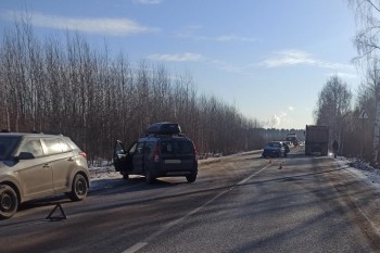 Мужчина и двое детей пострадали в массовой аварии из-за остановившегося с нарушениями КамАЗ в Нижнем Новгороде