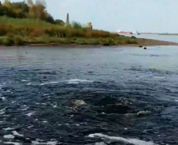 &quot;Гейзеры&quot; чёрного цвета бьют из Волги в Балахне Нижегородской области (ВИДЕО)