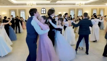 65 студенческих пар станцевали на балу в академии Тольятти в Татьянин день