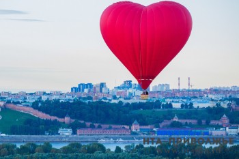 Символическое кольцо Нижегородского кремля сомкнут 2,5 тыс. человек