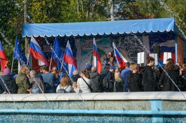 Более трёх тысяч человек посетили в Автозаводском парке патриотическую акцию #СвоихНеБросаем