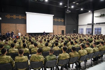  Радий Хабиров посоревновался в стрельбе с учениками на военных сборах в Башкирии