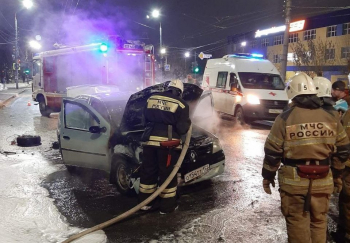 Легковой автомобиль сгорел ночью на Московском шоссе Нижнего Новгорода