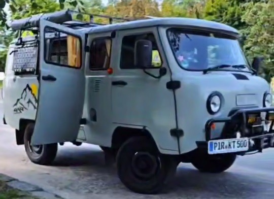 Семья из Германии путешествует по миру на ульяновских "Буханках"