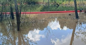 Более 30 кубометров нефтепродуктов собрали со Старковки в Ижевске Более 30 кубометров нефтепродуктов собрали со Старковки в Ижевске