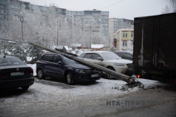 Фонарный столб упал на Volkswagen Tiguan в Нижнем Новгороде