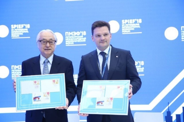 Генеральный директор Почты России и глава Japan Post Holdings Co., Ltd. погасили марку, посвященную перекрестному году Россия-Япония