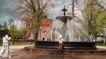 Главный фонтан включили на пл. Минина в Нижнем Новгороде Главный фонтан включили на пл. Минина в Нижнем Новгороде