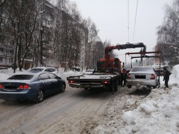 Эвакуаторы используют при уборке снега в Нижнем Новгороде для перемещения оставленных на обочинах машин