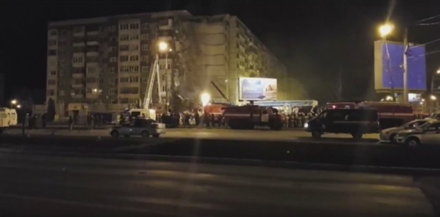 Разбор завалов обрушившегося подъезда девятиэтажного дома в Ижевске будет проходить в сменном режиме круглосуточно Разбор завалов обрушившегося подъезда девятиэтажного дома в Ижевске будет проходить в сменном режиме круглосуточно
