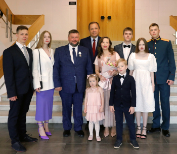 Игорь Комаров вручил многодетной семье из Кирова государственную награду РФ