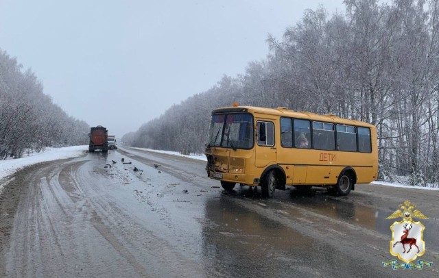 Школьный автобус и грузовик столкнулись в Нижегородской области Школьный автобус и грузовик столкнулись в Нижегородской области