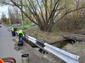 Дорожные ограждения красят в Нижнем Новгороде в рамках месячника по благоустройству