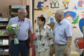 Николай Сатаев поздравил супругов Стариковых из Приокского района с изумрудной свадьбой