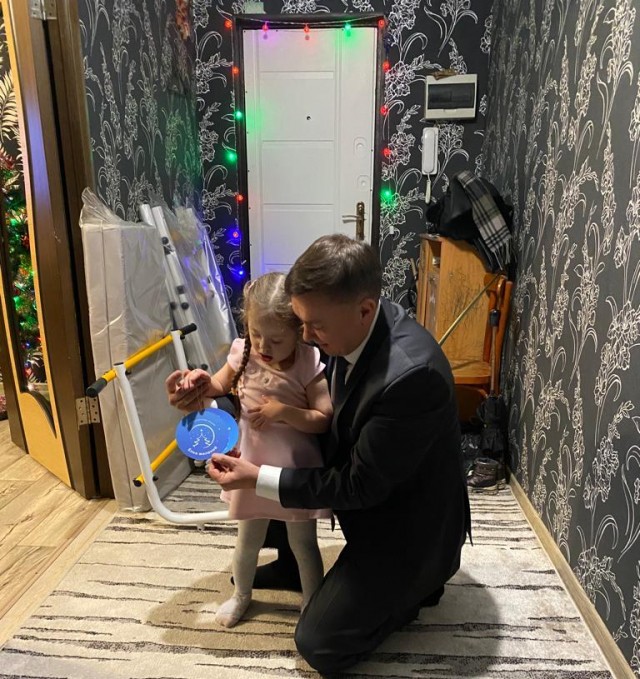 Сергей Баринов подарил трёхлетней Амине Сулеймановой шведскую стенку