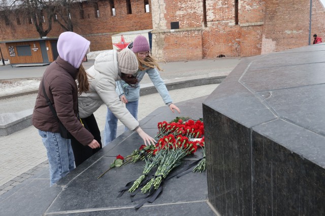 Нижегородцы идут почтить память погибших во время теракта в 