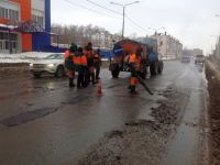 &quot;В городе около 3,5 тысяч кв.м дорог нуждаются в немедленном ямочном ремонте, для ускорения ремонтного процесса будет введен круглосуточный режим работ&quot;, - Алексей Ладыков