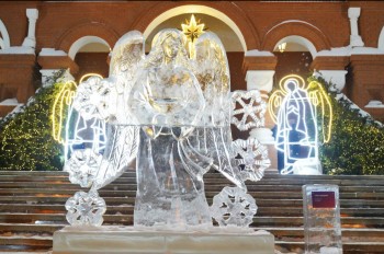 Более 30 ледовых скульптур ангелов появились на улицах Ижевска