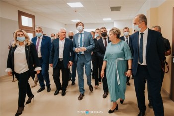 Министр просвещения России Сергей Кравцов в Чувашии открыл новую школу и вручил награды педагогам