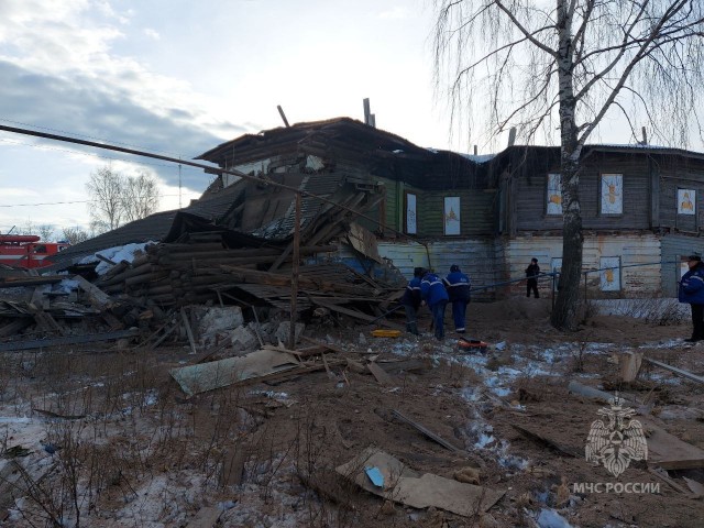 Спасатели извлекли мужчину из под завалов разрушившегося дома в Лукоянове
