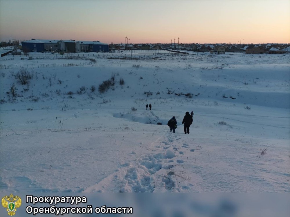 Женщина и ребёнок погибли, катаясь на санках с горы в Оренбуржье