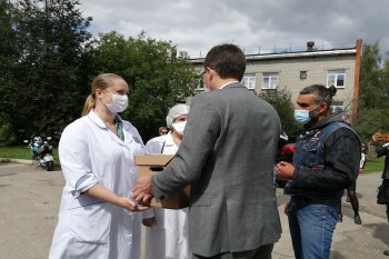 Медикам нижегородских COVID-госпиталей вручили сертификаты &quot;Карта героя&quot; 