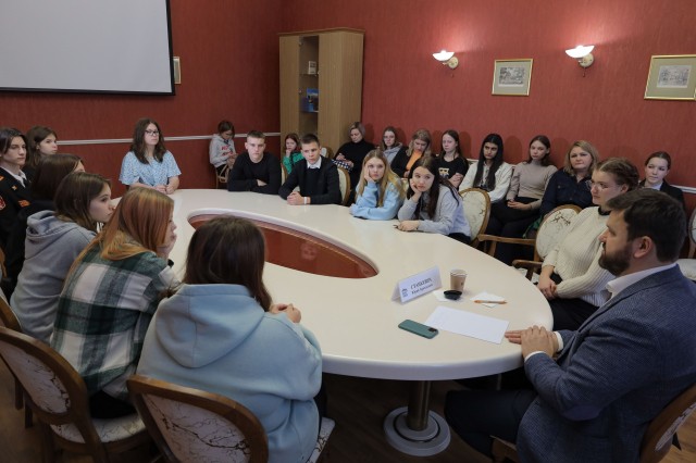 День Конституции отмечают в Нижегородской области: Встречи со школьниками, РосКвизы, раздача изданий Основного закона