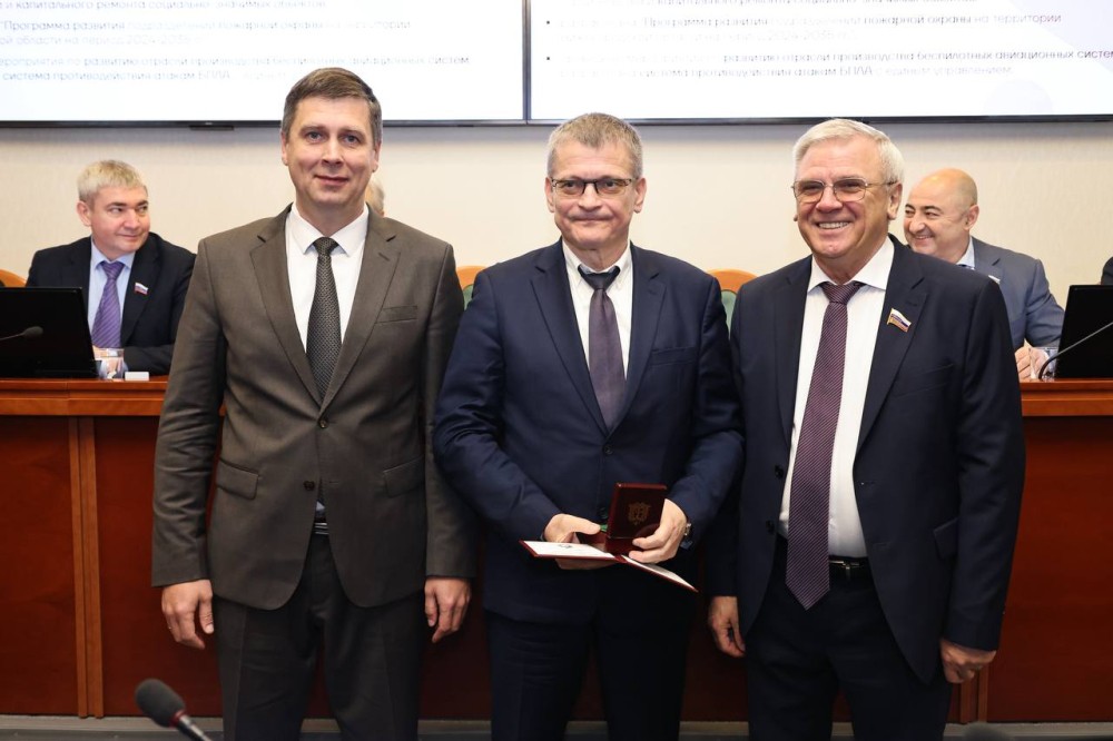 Региональные награды вручили на заседании ЗС НО