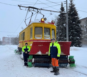В Нижнем Новгороде расчистку путей ведут шесть трамваев-снегоочистителей