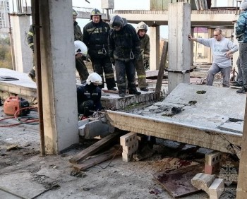 Бетонная плита обрушилась на строителей в Нижнем Новгороде (ВИДЕО)