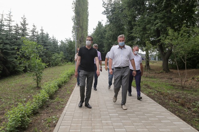 Заброшенную территорию напротив нижегородского бассейна "Дельфин" превратили в благоустроенный сквер