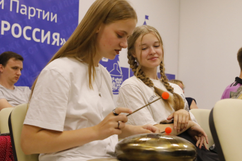 Нижегородские подростки учились играть на глюкофоне в Штабе общественной поддержки