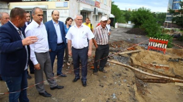 Алексей Ладыков и Леонид Вакс проверили ход реконструкции дорожных участков в центре Чебоксар Алексей Ладыков и Леонид Вакс проверили ход реконструкции дорожных участков в центре Чебоксар