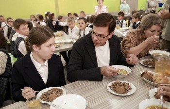 Нижегородский мэр Юрий Шалабаев пообедал вместе со школьниками