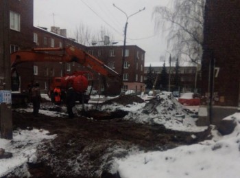 После обращения жителей в ГЖИ в Балахне приступили к замене канализационного колодца и трубопровода